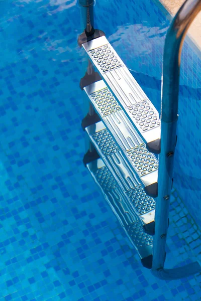 Piscina Azul Com Piso Madeira Teca — Fotografia de Stock