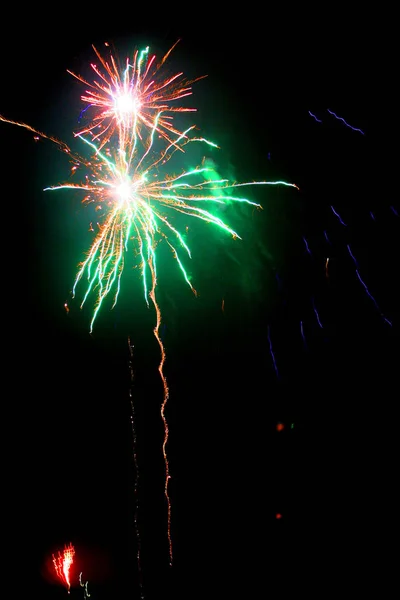 Kleurrijk Vuurwerk Nachts Pyrotechnische Explosie — Stockfoto