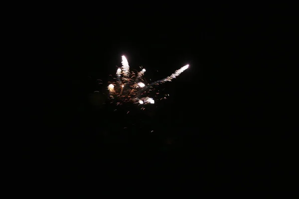 Цветной Фейерверк Ночью Пиротехнический Взрыв — стоковое фото