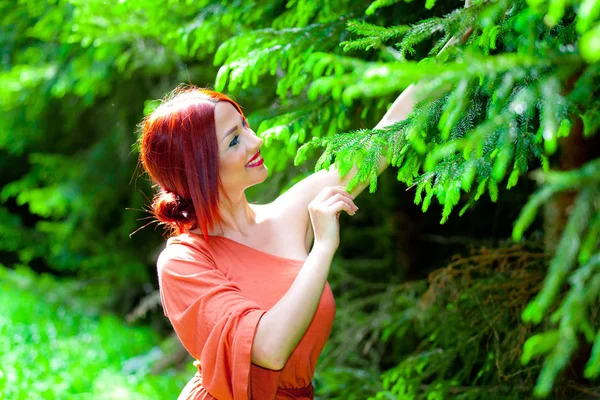 Ormanda Turuncu Elbiseli Kızıl Saçlı — Stok fotoğraf