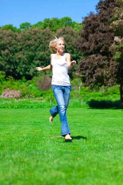 Young Woman Jumping Park — Stock Photo, Image