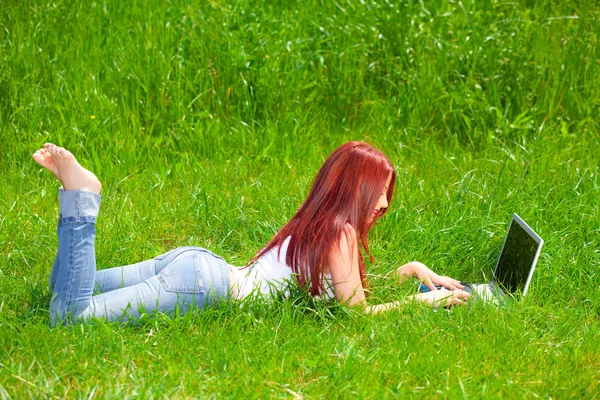 Rojo Pelo Con Portátil Encuentra Prado Verano — Foto de Stock