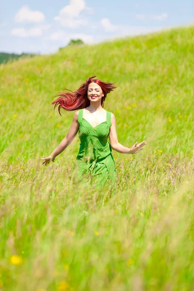 Redhead Kör Landsväg — Stockfoto