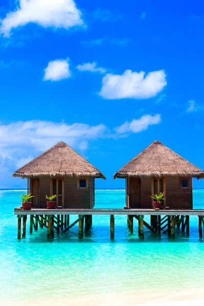 Water Villas Wooden Pier Turquoise Ocean White Sand Beach — Stock Photo, Image