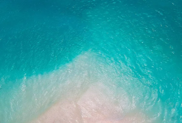 Praia Solitária Com Mar Azul Turquesa Céu Azul — Fotografia de Stock