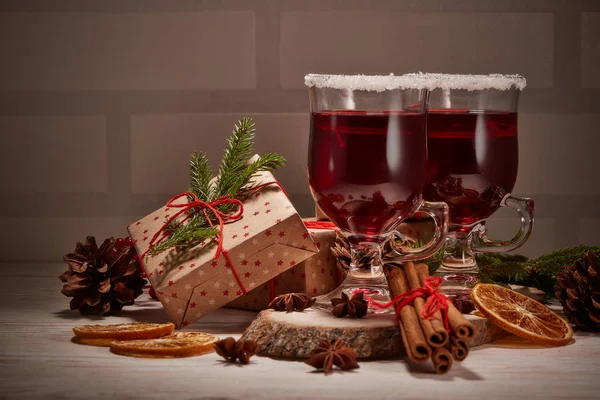 木製のテーブルの上に複数のワインやフルーツティー ギフトボックスやクリスマスの装飾のメガネでまだ生活 お正月とクリスマス — ストック写真
