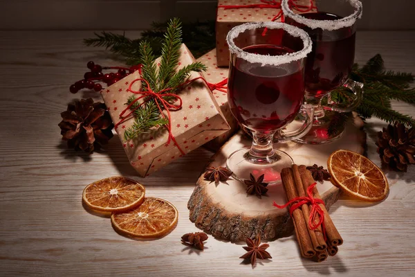 Stillleben Mit Gläsern Glühwein Oder Früchtetee Geschenkschachteln Und Weihnachtsdekoration Auf — Stockfoto