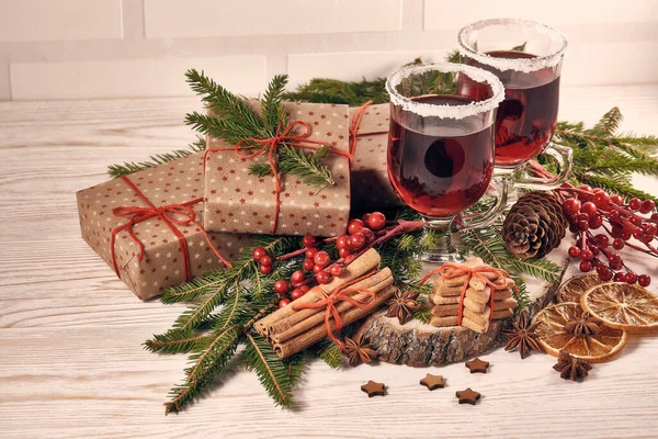 Stillleben Mit Gläsern Glühwein Oder Früchtetee Geschenkschachteln Lebkuchen Und Weihnachtsdekoration — Stockfoto