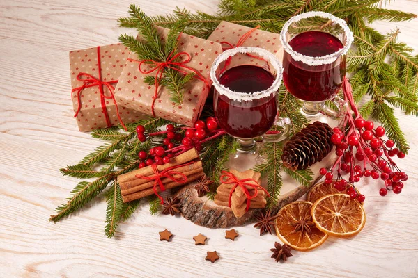 Stillleben Mit Gläsern Glühwein Oder Früchtetee Geschenkschachteln Lebkuchen Und Weihnachtsdekoration — Stockfoto