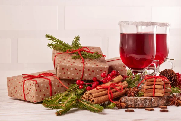 Stillleben Mit Gläsern Glühwein Oder Früchtetee Geschenkschachteln Lebkuchen Und Weihnachtsdekoration — Stockfoto