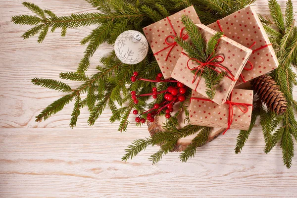 Bodegón Con Cajas Regalo Ramas Abeto Decoraciones Navidad Sobre Fondo —  Fotos de Stock