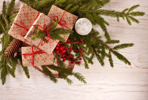 Hediye Kutuları Köknar Ağacı Dalları Ahşap Bir Arka Planda Noel — Stok fotoğraf