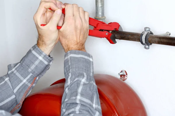 Arbeiter Repariert Heizungsrohr Mit Werkzeug — Stockfoto