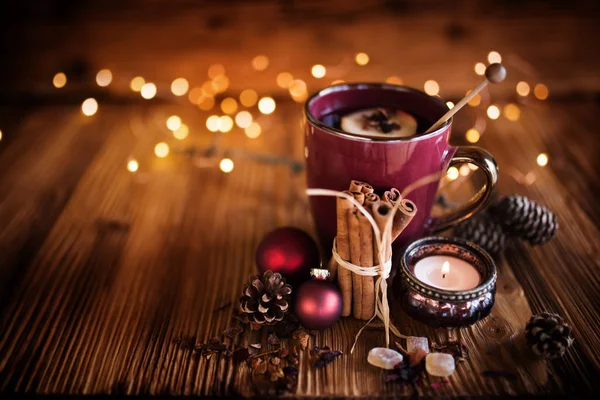 寒い冬の夜に熱いお茶とキャンドルライトで居心地の良いクリスマスまだ生活 — ストック写真