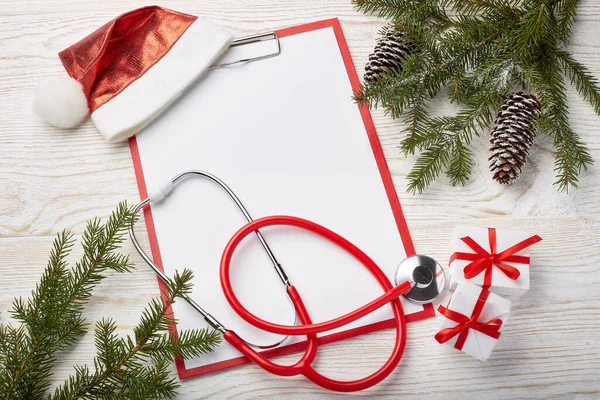 Estetoscópio Prancheta Branco Decorações Natal Conceito Médico Cartão Felicitações Ano — Fotografia de Stock