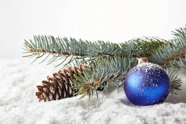 Fundo Neve Inverno Com Ramo Abeto Cone Decoração Natal Ano — Fotografia de Stock