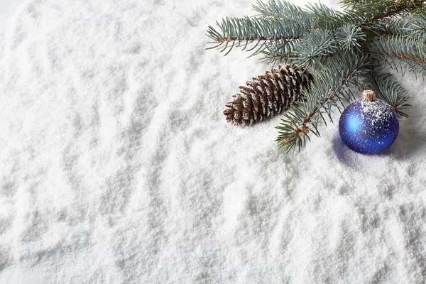 Zimowe Tło Śniegu Gałązką Jodły Stożek Dekoracji Bożego Narodzenia Nowy — Zdjęcie stockowe