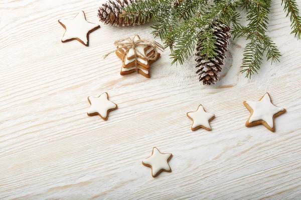 Fondo Legno Chiaro Con Rami Abete Biscotti Coni Zenzero Capodanno — Foto Stock