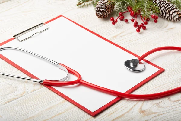 Estetoscópio Prancheta Branco Decorações Natal Conceito Médico Cartão Felicitações Ano — Fotografia de Stock