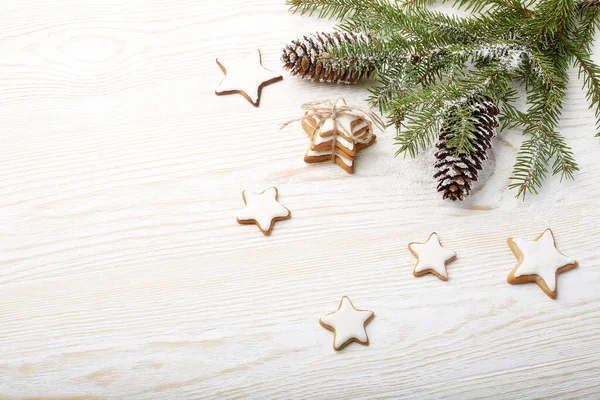 Fondo Madera Claro Con Ramas Abeto Galletas Gingrebread Conos Año — Foto de Stock