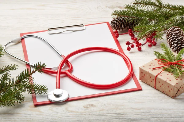 Estetoscópio Prancheta Branco Decorações Natal Conceito Médico Cartão Felicitações Ano — Fotografia de Stock