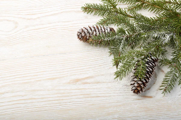 轻盈的木制背景 有冷杉枝条和圆锥 新年及圣诞节 — 图库照片