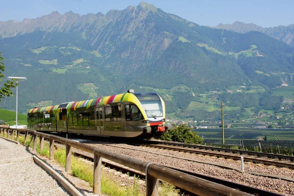 Comboio Regional Val Venosta Com Grupo Texel Dorf Tirol Segundo — Fotografia de Stock