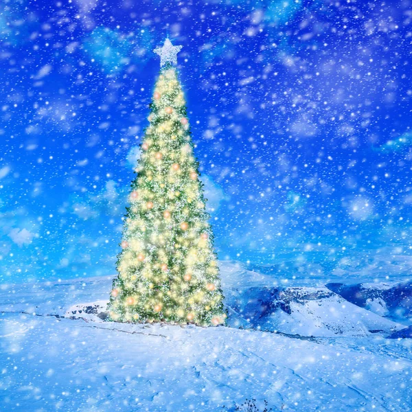 Konzeptbild Des Geschmückten Weihnachtsbaums Mit Bunten Lichtern Und Ornamenten Auf — Stockfoto