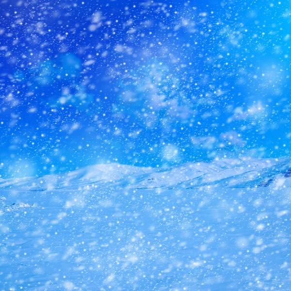 Hóval Borított Üres Fagyott Táj Hegyoldalban Kék Fölött Felhőkkel — Stock Fotó
