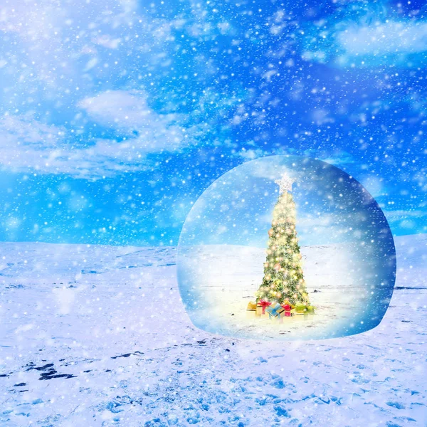 눈덮인 풍경에 유리로 장식된 크리스마스 트리의 — 스톡 사진