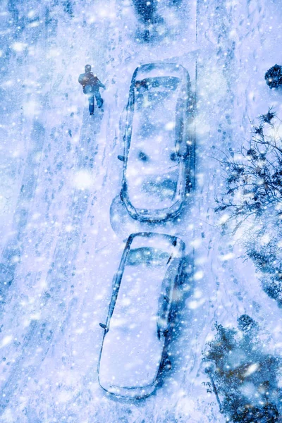Erhöhte Sicht Auf Menschen Die Bei Schnee Auf Zugefrorener Straße — Stockfoto