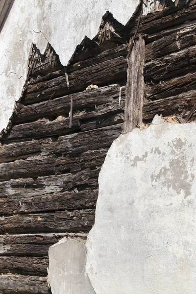 Сломанная Штукатурка Старом Здании Деревянных Бревен Которое Начало Гнить Ломаться — стоковое фото
