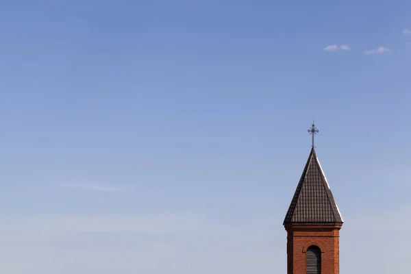 Metallenes Religiöses Kreuz Auf Dem Alten Turm Aus Rotem Backstein — Stockfoto