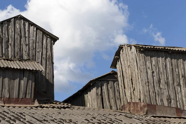 Vecchie Estensioni Sul Tetto Vecchio Edificio Fatto Tavole Tronchi Campagna — Foto Stock