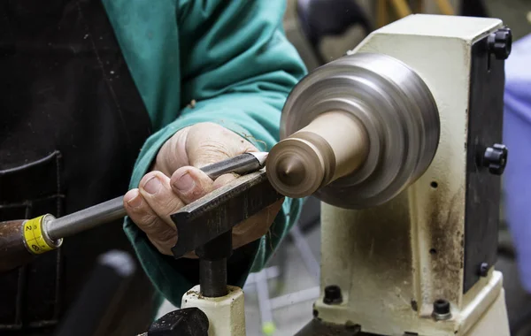 Homem Que Trabalha Com Uma Madeira Torno Detalhe Trabalho Manual — Fotografia de Stock