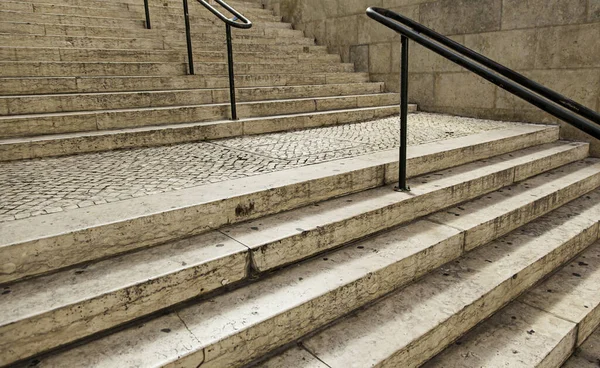 Typické Schody Lisbonu Portugalštině Detail Starých Kamenných Schodů Pro Pěší — Stock fotografie