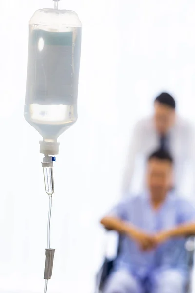 Intravénás Folyadékcseppinfúzió Beadása Kórházi Szobában Beteggel Orvossal Háttérben — Stock Fotó