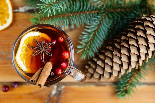 Weihnachtsglühwein Mit Zimt Gewürzen Und Orangenscheiben Auf Hölzernem Hintergrund Heißgetränk — Stockfoto