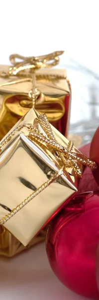 Καλά Χριστούγεννα Πρωτοχρονιά Δώρα Χρυσά Κουτιά Κόκκινες Μπάλες Χριστουγέννων Στο — Φωτογραφία Αρχείου