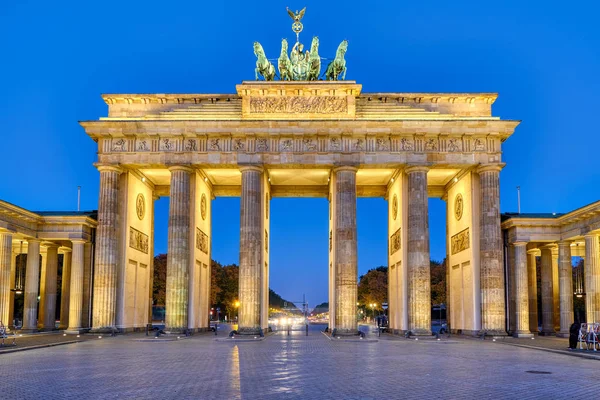 Şafakta Berlin Deki Brandenburg Kapısı — Stok fotoğraf