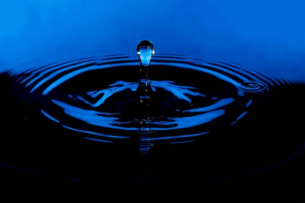 Gouttelette Eau Avec Des Ondulations Bleu Noir — Photo