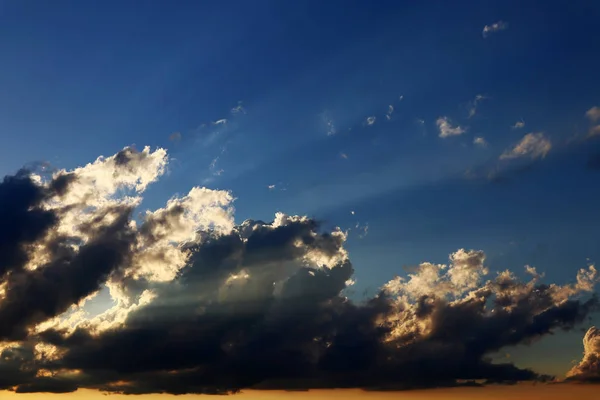 Pôr Sol Sol Brilha Através Nuvens Escuras Brilhantes — Fotografia de Stock