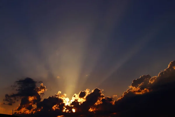 Bij Zonsondergang Schijnt Zon Door Wolken Van Donkere Lichte — Stockfoto