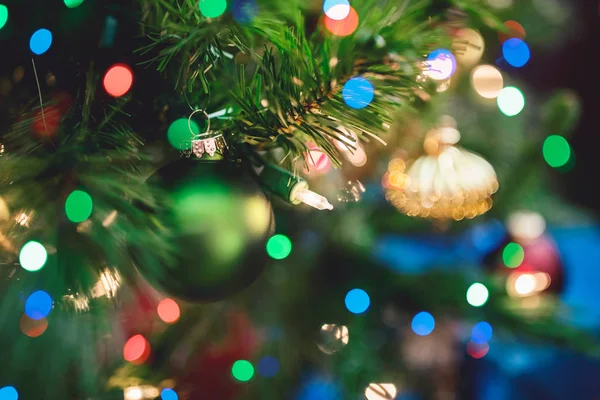 Árbol Navidad Decorado Con Adornos Luces Multicolores —  Fotos de Stock