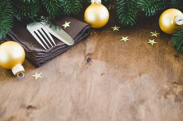 编写圣诞菜单的背景 冬季表设置 圣诞树 餐具和冷杉树枝 顶部视图 复制空间 — 图库照片