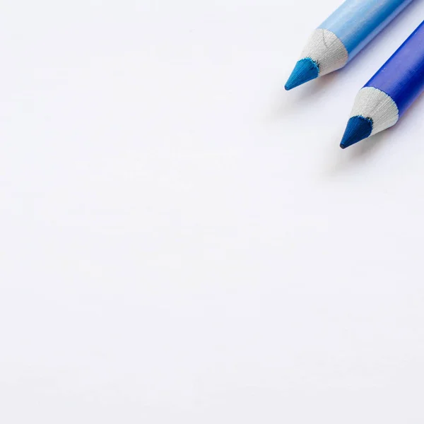 白い背景に分離された つの青鉛筆 モックアップ コピー スペース 上からの眺め 教育のコンセプト — ストック写真