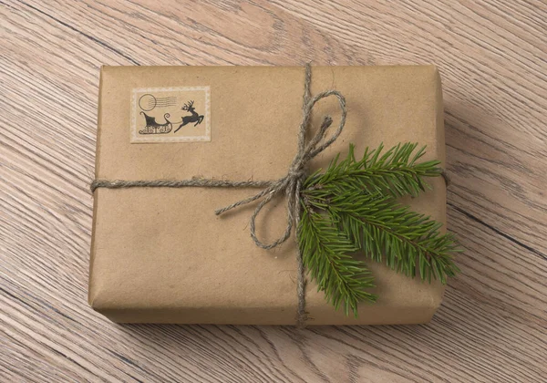 Κουτιά Δώρου Χριστουγέννων Πρωτοχρονιάς Τυλιγμένα Χαρτί Κραφτ Κλαδιά Ελάτης Ξύλινο — Φωτογραφία Αρχείου