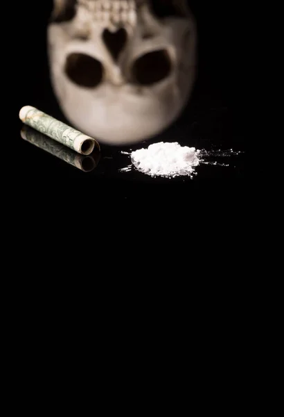 Kokaina Lub Inne Nielegalne Narkotyki Wąchane Pomocą Rurki Czaszki Izolowane — Zdjęcie stockowe