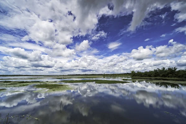 Lago Com Reflexo Nuvens Cumulus Paisagem Com Nuvens Bonitas Dramáticas — Fotografia de Stock