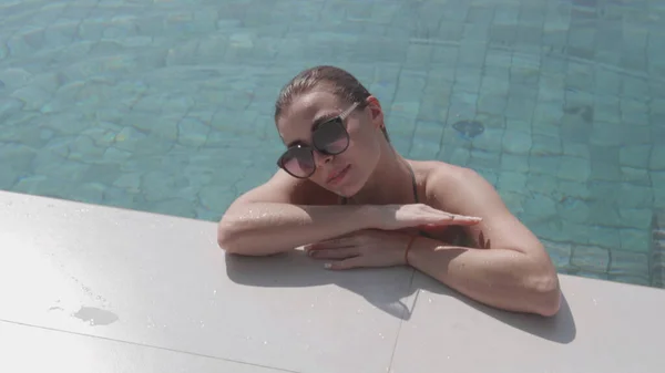 Junge Hübsche Frau Mit Sonnenbrille Entspannt Rande Des Freibades — Stockfoto